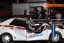 Mưa giông đường ngập, cây đổ đè chết người ở Hà Nội