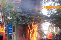 Cháy cột điện, lan sang nhà dân, hàng trăm người hốt hoảng