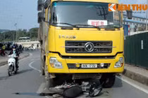 Xe tải kéo lê xe máy vào gầm, một phụ nữ tử vong 