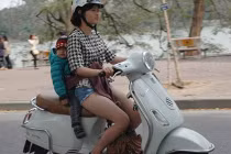 Trời ấm, áo lưới, quần soóc đua nhau xuống phố