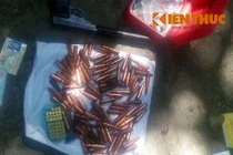 Hai người đàn ông mang súng lên xe khách cùng 152 viên đạn