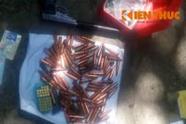 Hai người đàn ông mang súng lên xe khách cùng 152 viên đạn