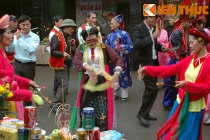 Cụ ông nhảy múa rộn ràng giữa trời mưa