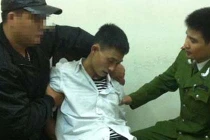 “Ngáo đá”, bắt cóc con rồi cố thủ trong nhà vệ sinh