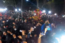 Kiệu khai ấn đền Trần bị ném tiền lẻ như... mưa đá