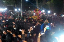 Kiệu khai ấn đền Trần bị ném tiền lẻ như... mưa đá