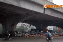 Chân cầu đường cao tốc trên cao đang bị “xẻ thịt” 