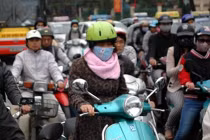 Người Hà Nội trốn rét trong áo mưa, áo phao kín mít