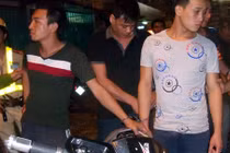 Mang theo lê và bình xịt hơi cay dạo phố bị bắt