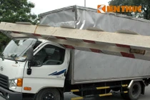 Xe biển ngoại giao húc bay thanh chắn cầu vượt, 2 người nguy kịch