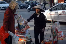 Tấp nập sắm đồ tiễn ông Táo về trời