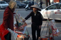 Tấp nập sắm đồ tiễn ông Táo về trời