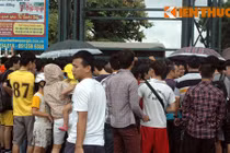 Dòng người ùn ùn kéo đến Mỹ Đình mua vé bóng đá U19 ĐNA