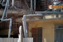 Rợn người ống nước thải chung cư đan xen hơn mạng nhện