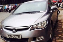 Thanh sắt công trình đường sắt trên cao lại rơi trúng xế hộp