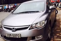 Thanh sắt công trình đường sắt trên cao lại rơi trúng xế hộp