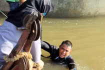 Máy thổi tung cát sông Hồng... lộ xác nạn nhân Cát Tường?