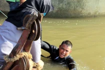 Máy thổi tung cát sông Hồng... lộ xác nạn nhân Cát Tường?