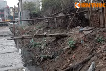 Dân bắc “cầu khỉ” vào nhà ở đường đắt nhất Thủ đô