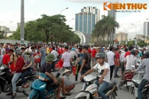 Dòng người ùn ùn đến SVĐ Mỹ Đình xem U19 VN - U19 Úc