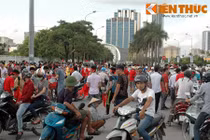 Dòng người ùn ùn đến SVĐ Mỹ Đình xem U19 VN - U19 Úc