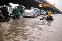 Mưa to bất ngờ, đường Hà Nội lại thành sông