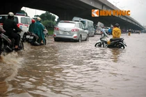 Mưa to bất ngờ, đường Hà Nội lại thành sông
