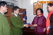 Chiến sĩ CA trả 2 dây chuyền vàng cho người đánh rơi