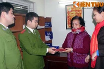 Chiến sĩ CA trả 2 dây chuyền vàng cho người đánh rơi