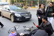 Cụ bà bị ô tô đâm chảy máu đầu, nguy kịch