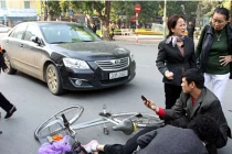 Cụ bà bị ô tô đâm chảy máu đầu, nguy kịch