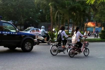 Nữ sinh "đầu trần" đi xe đạp điện, “ép” xe CS 113