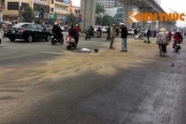 Hàng loạt người ngã xe vì dầu loang trên đường Trần Phú