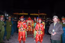 Đền Trần khai ấn giữa biển người