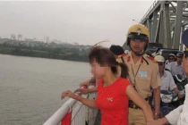 Bà bầu nhảy cầu Chương Dương tự tử