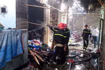 Cháy chợ Phùng Khoang Hà Nội, 4 người bỏng nặng