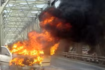 Ô tô cháy trơ khung trên cầu Chương Dương