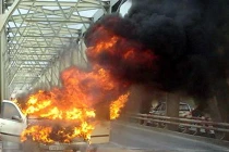 Ô tô cháy trơ khung trên cầu Chương Dương