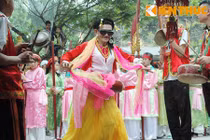 Cụ ông "hóa" nữ vương nhảy múa cầu phúc cho dân ở HN