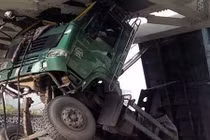 Xe tải mắc kẹt vào gầm cầu vượt, tài xế đi cấp cứu