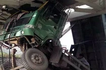 Xe tải mắc kẹt vào gầm cầu vượt, tài xế đi cấp cứu