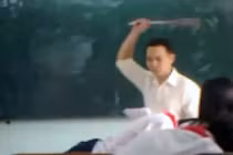 Nữ sinh đau đầu, khó thở vì thầy vụt liên tiếp vào đầu, mặt