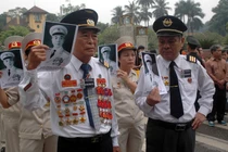 Vái vọng, ôm chặt di ảnh Đại tướng