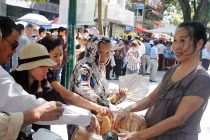 Phát miễn phí hàng trăm bánh mì để... đền ơn Đại tướng