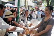 Phát miễn phí hàng trăm bánh mì để... đền ơn Đại tướng