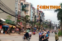 Chết khiếp phố cột điện chình ình giữa đường Hà Nội