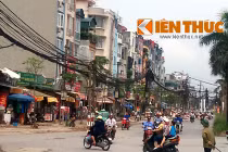 Chết khiếp phố cột điện chình ình giữa đường Hà Nội