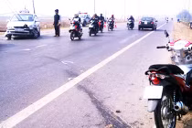 Taxi húc văng xe máy sang đường, một người nhập viện