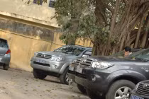 Xe biển xanh “nghênh ngang” trảy hội, gây tắc đường