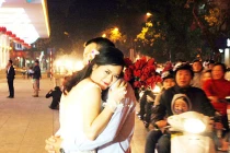 Mốt chụp ảnh cưới tối giữa lòng Thủ đô